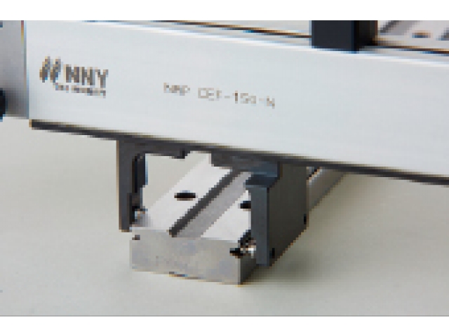 測量直線兩端 V 形槽的跨度。